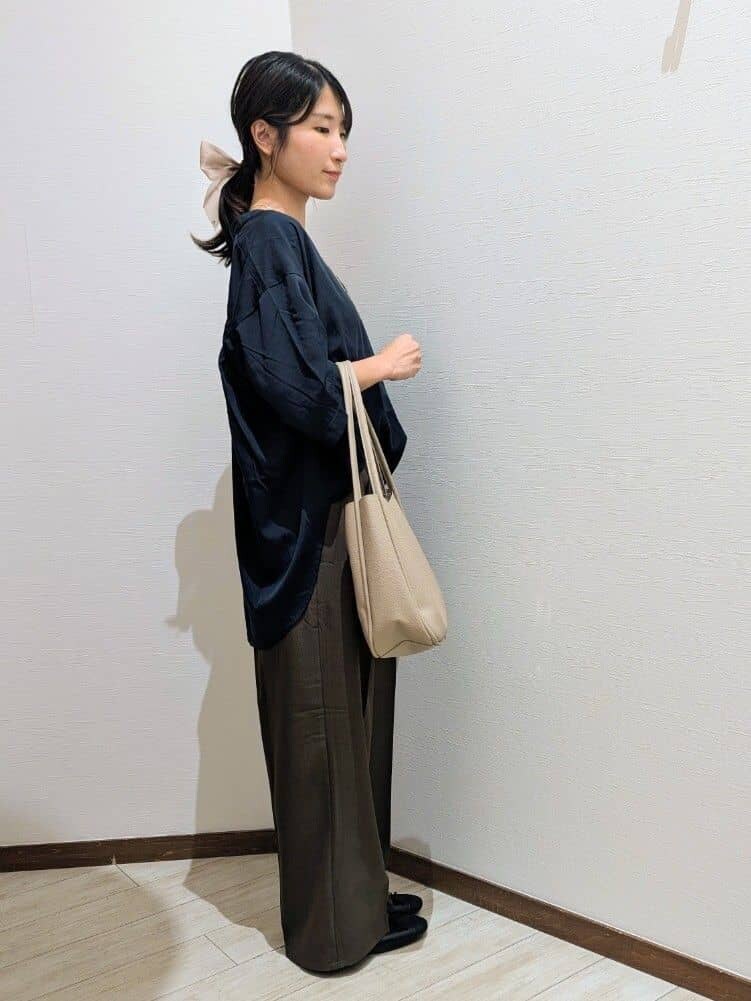 ブルー系のシャツ/ブラウス、ブラウン系のその他パンツ、ブラック系のその他シューズを着用したレディースの秋コーディネートの3枚目の写真