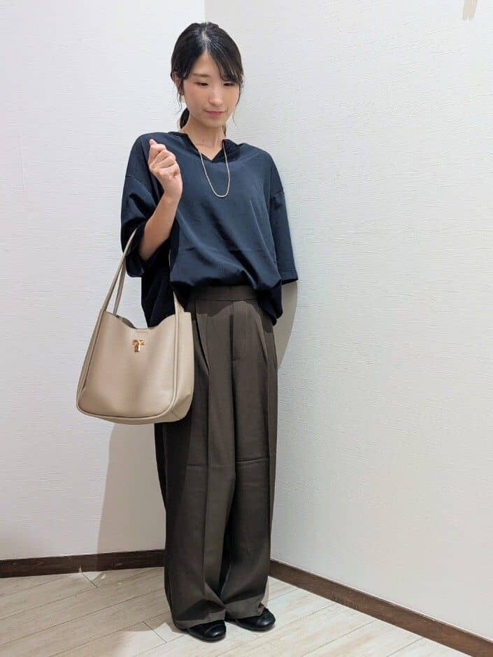 ブルー系のシャツ/ブラウス、ブラウン系のその他パンツ、ブラック系のその他シューズを着用したレディースの秋コーディネートの2枚目の写真