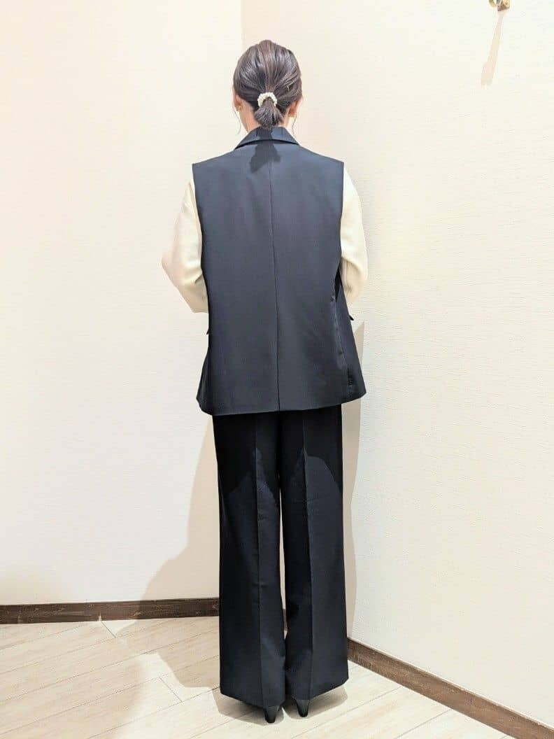 ホワイト系のニット/セーター、ブルー系のベスト、ブルー系のその他パンツを着用したレディースの冬コーディネートの3枚目の写真