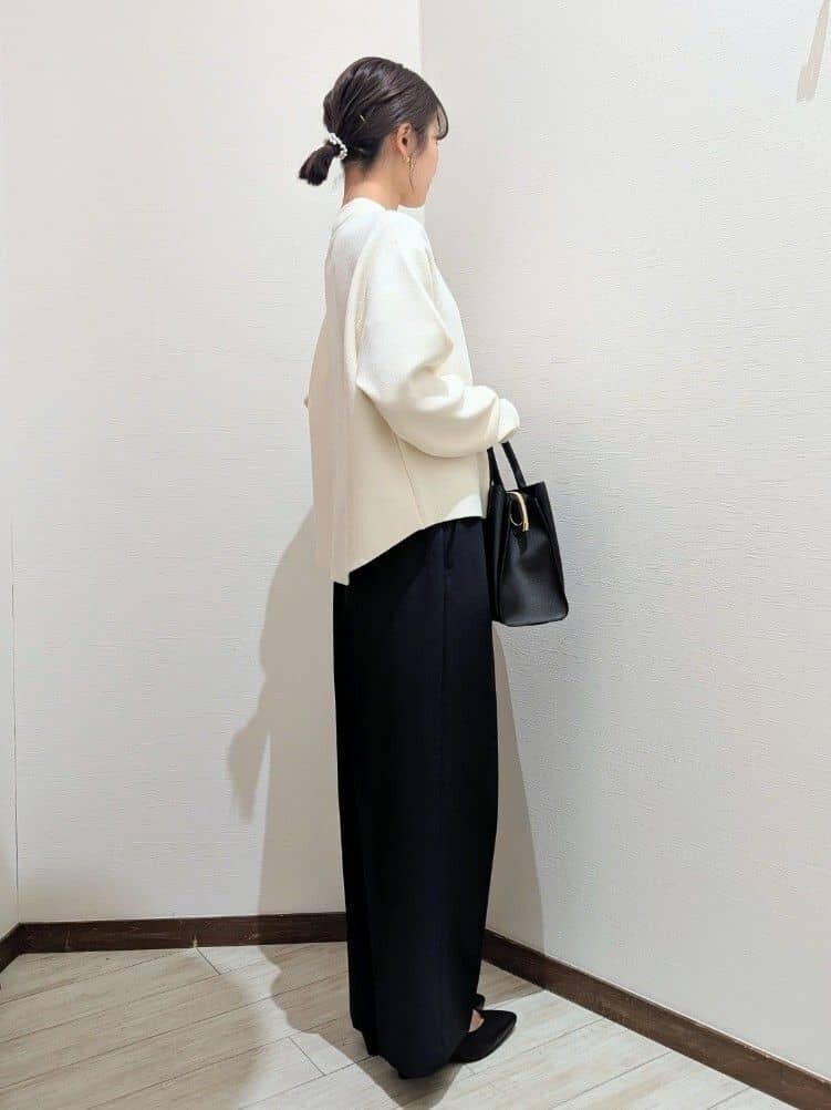 ホワイト系のニット/セーター、ブルー系のベスト、ブルー系のその他パンツを着用したレディースの冬コーディネートの5枚目の写真