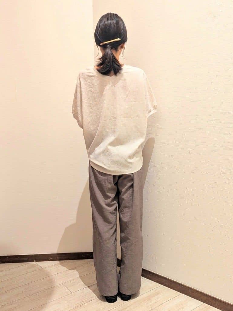 ベージュ系のシャツ/ブラウス、ブラウン系のその他パンツ、イエロー系のショルダーバッグを着用したレディースの夏コーディネートの3枚目の写真