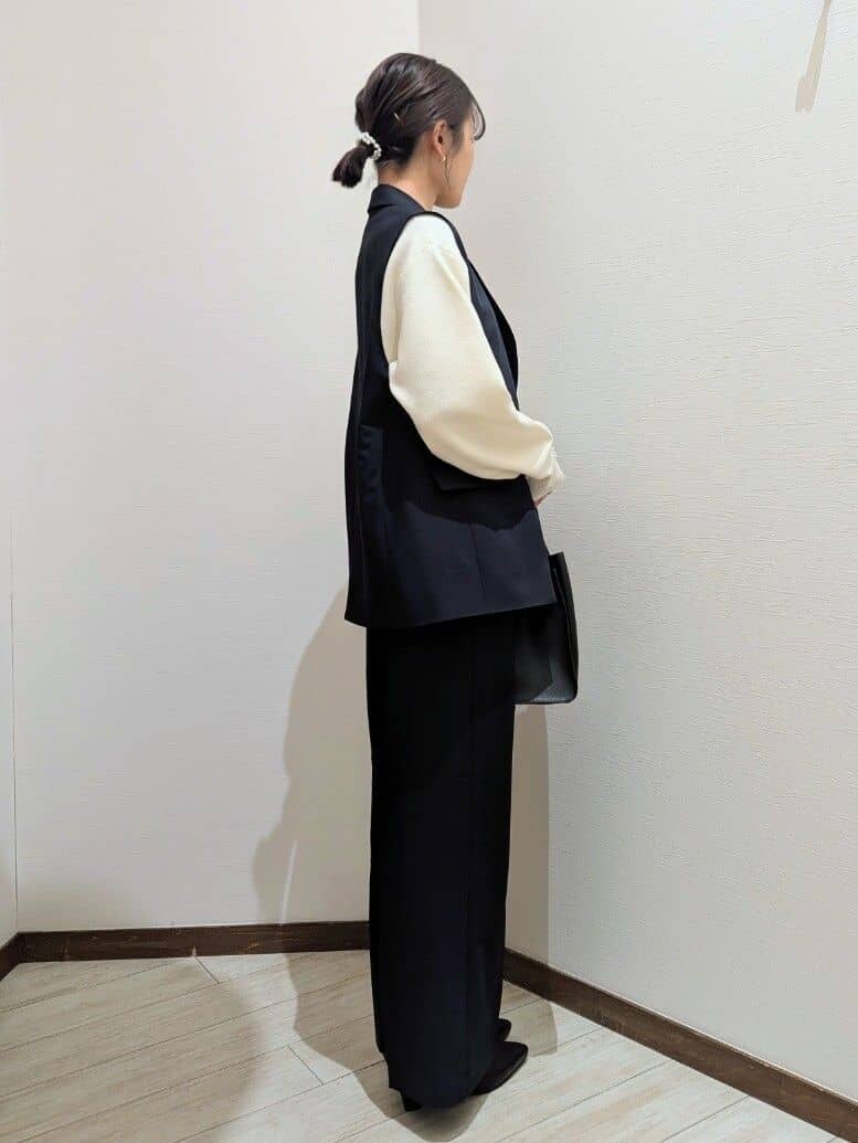 ホワイト系のニット/セーター、ブルー系のベスト、ブルー系のその他パンツを着用したレディースの冬コーディネートの2枚目の写真