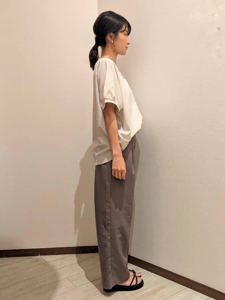 ベージュ系のシャツ/ブラウス、ブラウン系のその他パンツ、イエロー系のショルダーバッグを着用したレディースの夏コーディネートの2枚目の写真