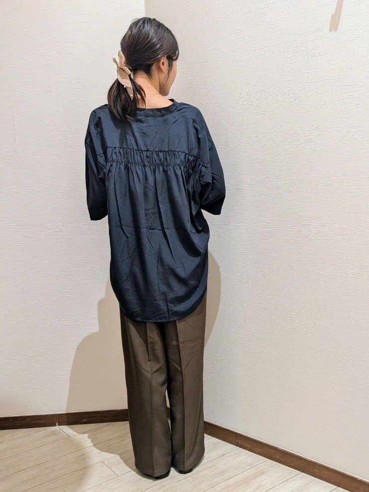 ブルー系のシャツ/ブラウス、ブラウン系のその他パンツ、ブラック系のその他シューズを着用したレディースの秋コーディネートの4枚目の写真