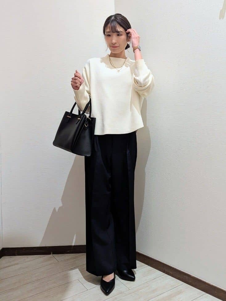ホワイト系のニット/セーター、ブルー系のベスト、ブルー系のその他パンツを着用したレディースの冬コーディネートの4枚目の写真