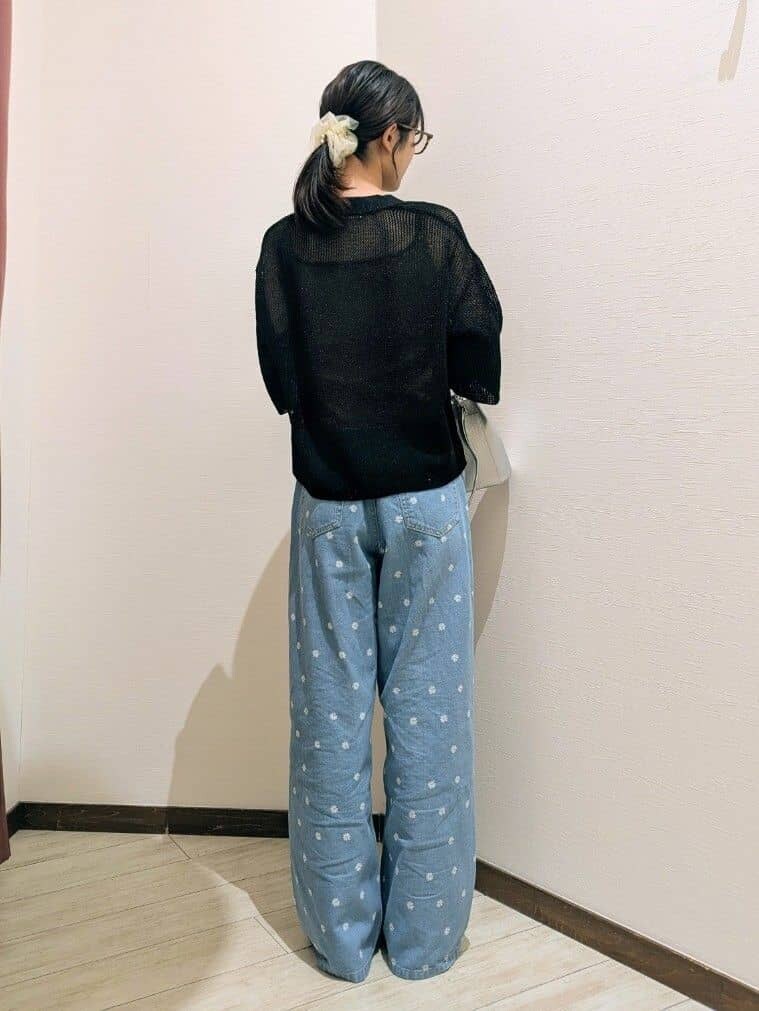 ブラック系のカーディガン/ボレロ、ブルー系のデニムパンツ、シルバー系のその他シューズを着用したレディースの夏コーディネートの3枚目の写真