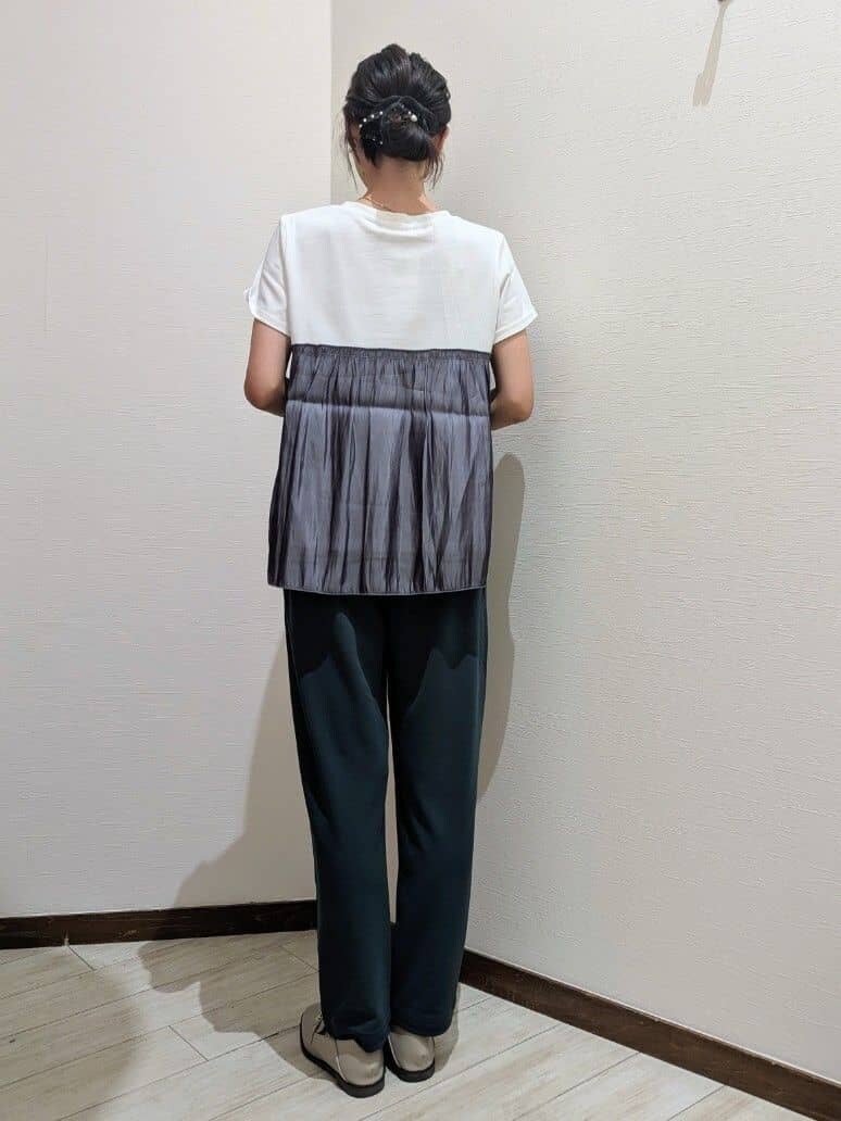 グレー系のTシャツ/カットソー、グリーン系のその他パンツ、グレー系のトートバッグを着用したレディースの秋コーディネートの3枚目の写真