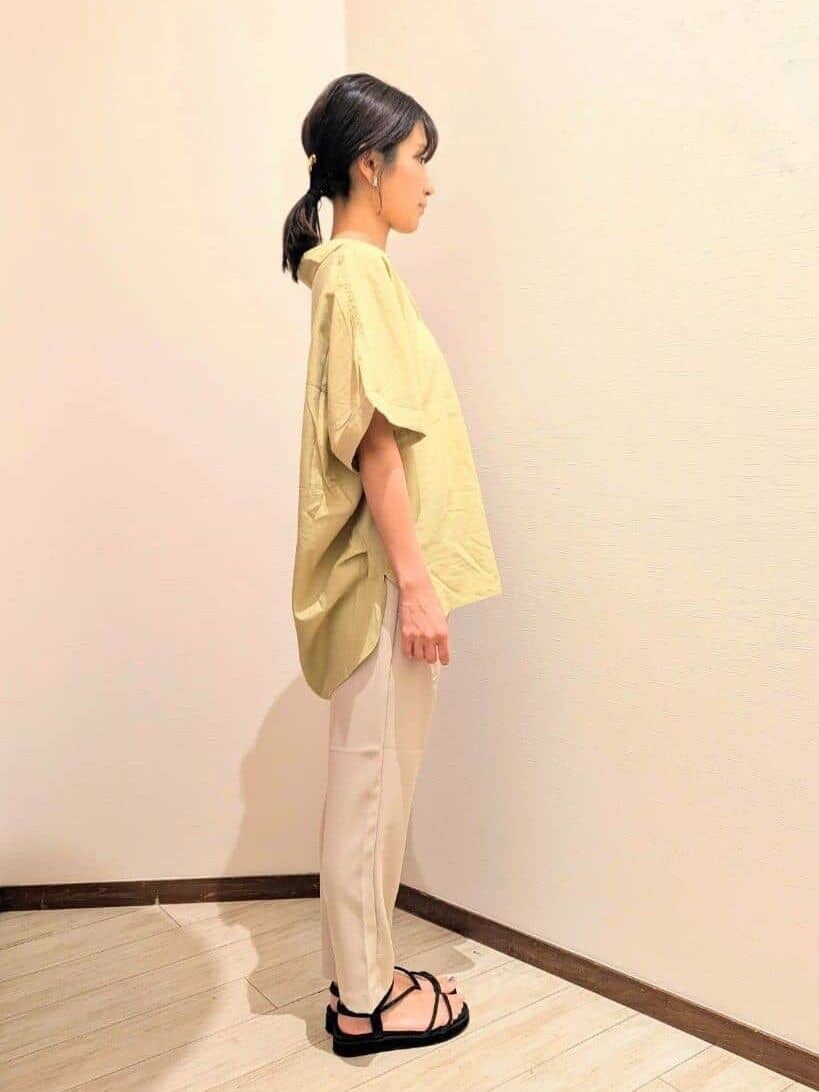 ベージュ系のその他パンツ、ブラック系のサンダル、ブラック系のトートバッグを着用したレディースの夏コーディネートの3枚目の写真