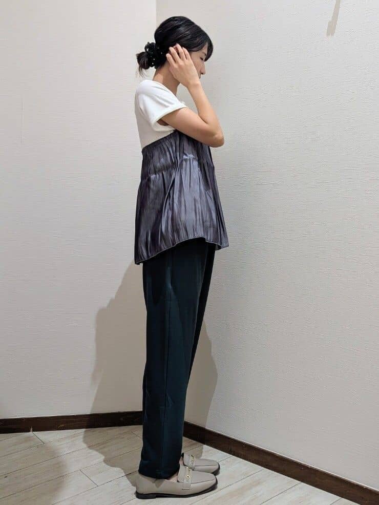 グレー系のTシャツ/カットソー、グリーン系のその他パンツ、グレー系のトートバッグを着用したレディースの秋コーディネートの2枚目の写真