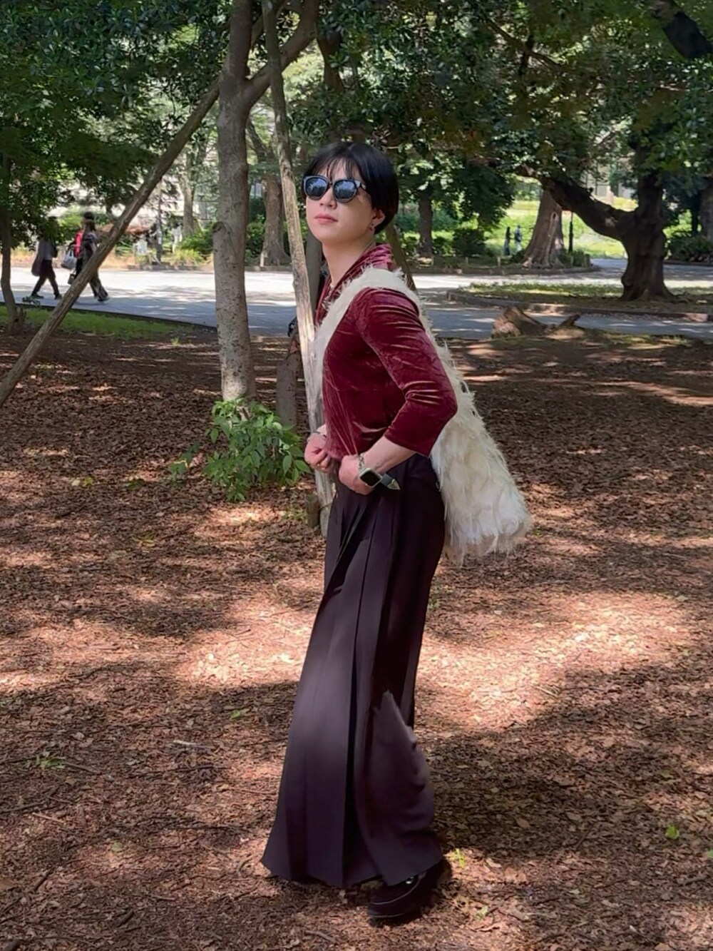 ホワイト系のショルダーバッグ、ブラック系のその他パンツ、ブラック系のベルトを着用したメンズの春コーディネートの2枚目の写真