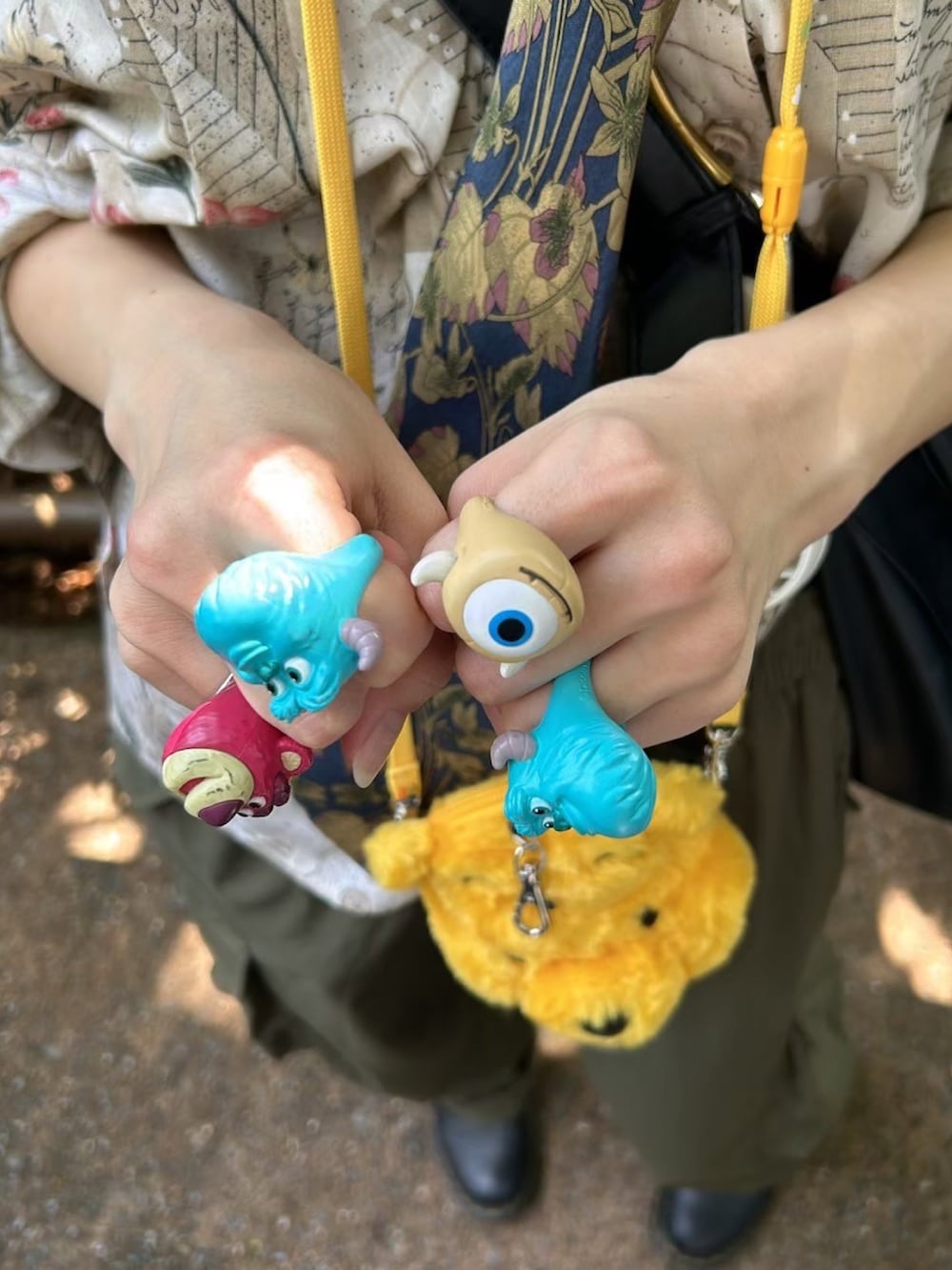 ブラック系のブーツ、ベージュ系のシャツ/ブラウス、その他のリングを着用したレディースの夏コーディネートの3枚目の写真