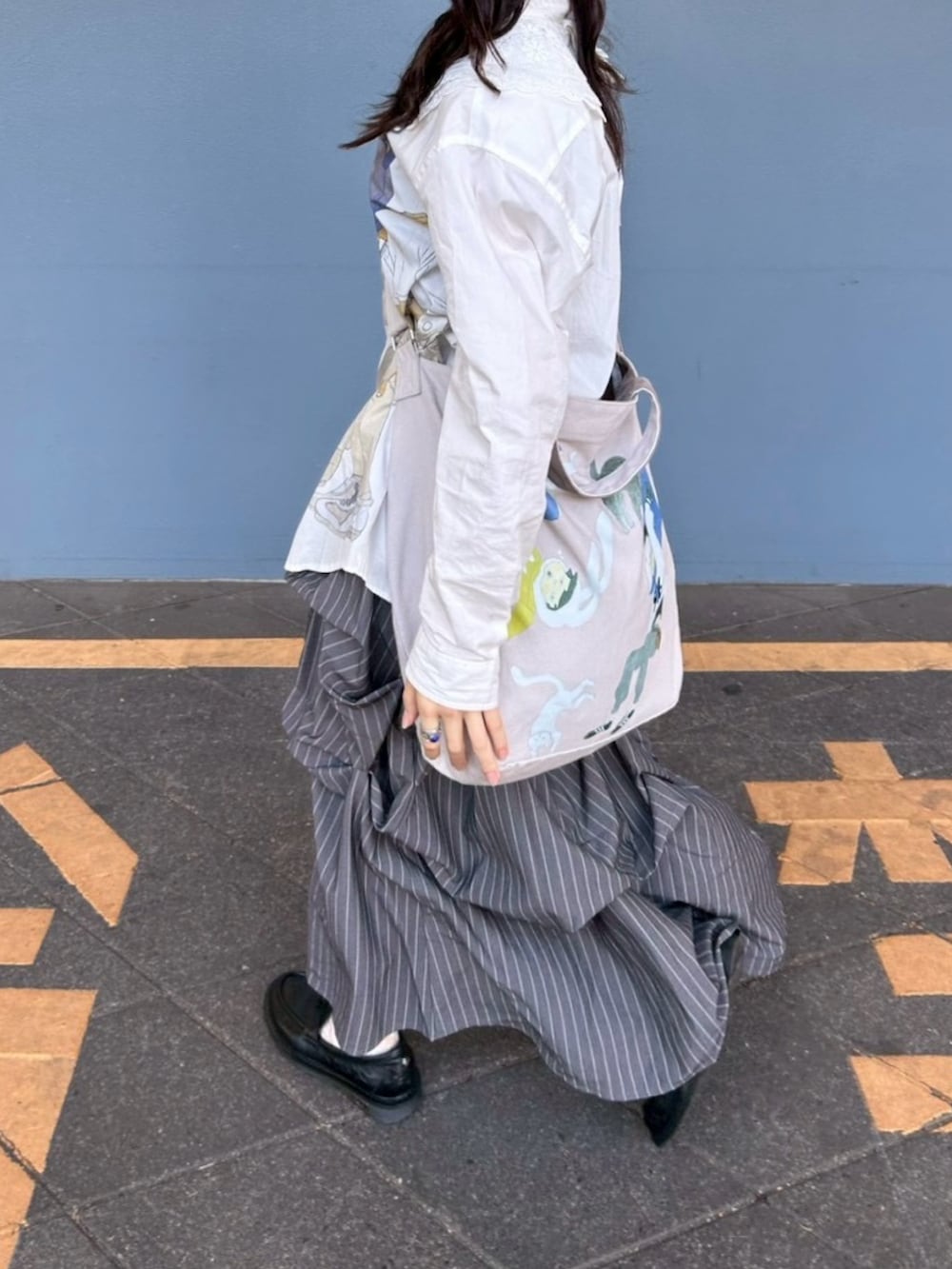 その他のシャツ/ブラウス、ピンク系のバッグ、グレー系のスカートを着用したレディースの春コーディネートの3枚目の写真