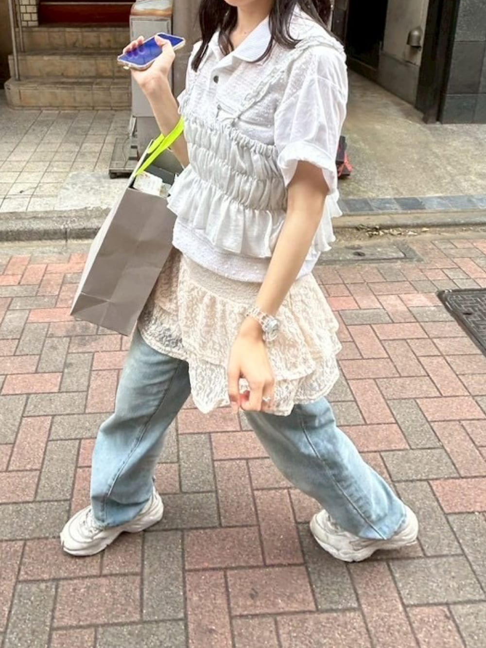 シルバー系のキャミソール、ホワイト系のスニーカー、その他のアナログ腕時計を着用したレディースの夏コーディネートの2枚目の写真