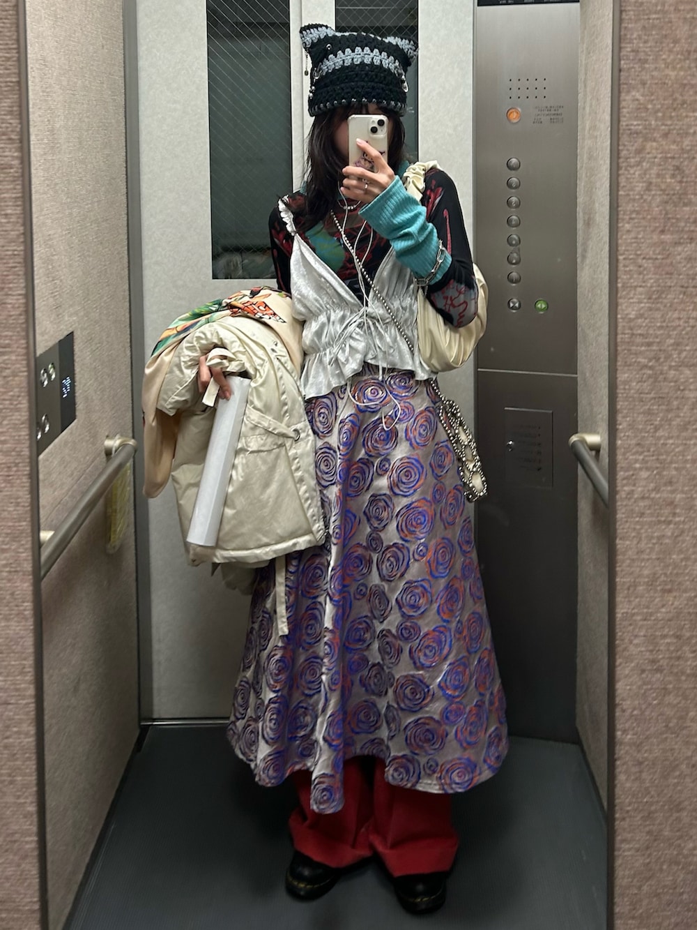 ブルー系のTシャツ/カットソー、シルバー系のキャミソール、シルバー系のハンドバッグを着用したレディースの冬コーディネートの3枚目の写真