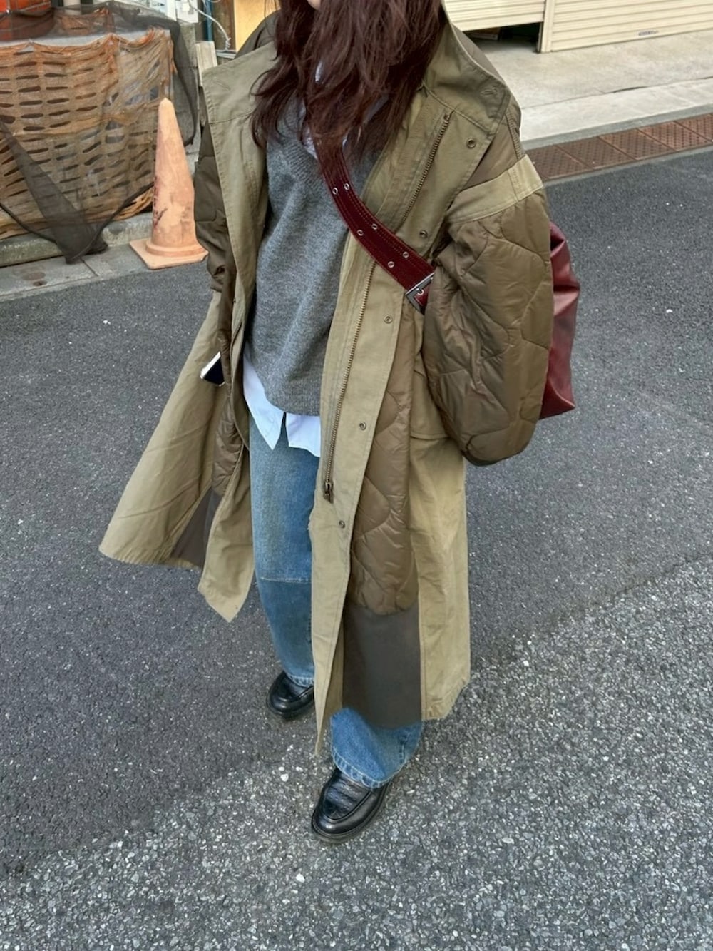 ブルー系のシャツ/ブラウス、グリーン系のモッズコート、ブラック系のローファーを着用したレディースの冬コーディネートの2枚目の写真