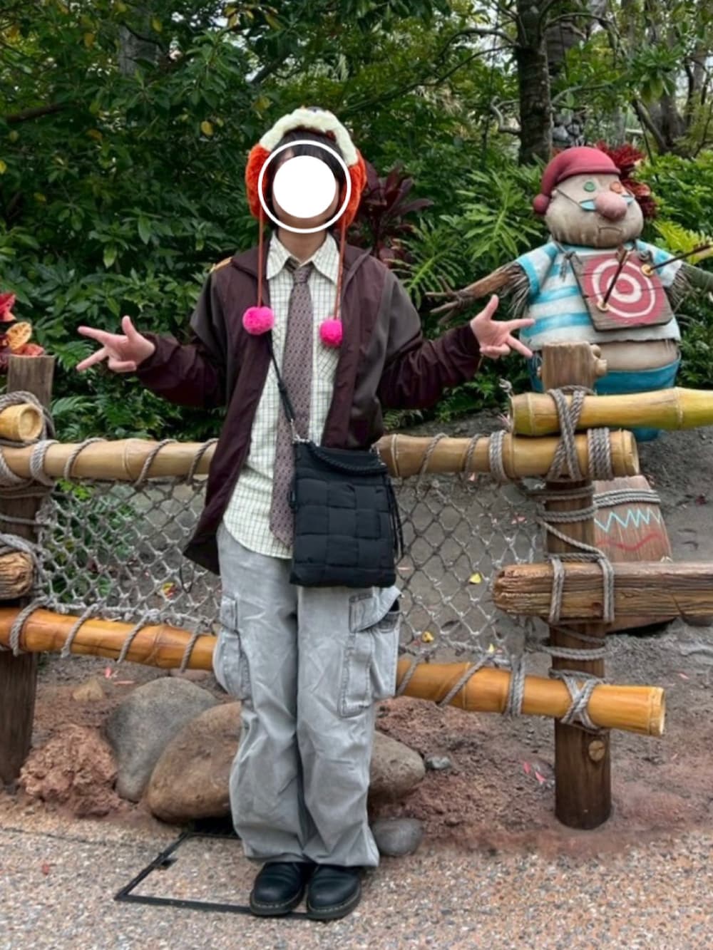 ブラウン系のジャケット/アウター、グリーン系のシャツ/ブラウス、グレー系のデニムパンツを着用したメンズの秋コーディネートの2枚目の写真