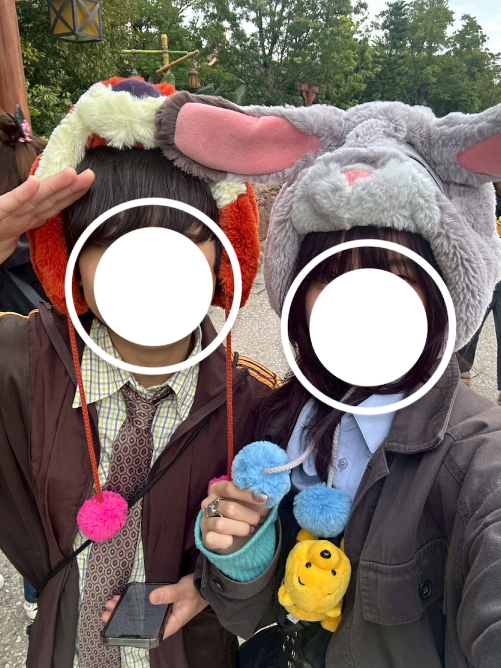 ブラウン系のジャケット/アウター、グリーン系のシャツ/ブラウス、グレー系のデニムパンツを着用したメンズの秋コーディネートの4枚目の写真