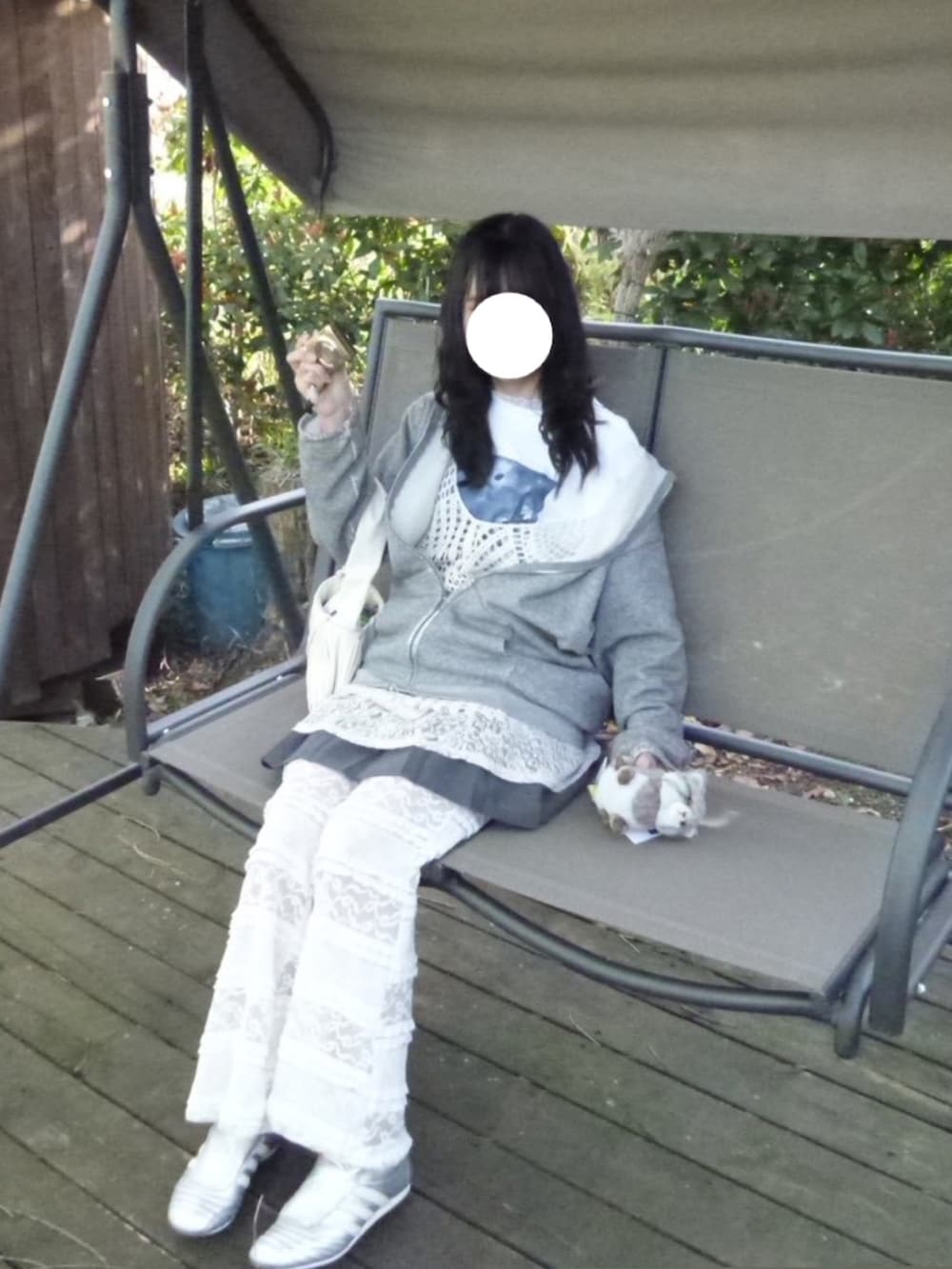 ホワイト系のTシャツ/カットソー、グレー系のペットグッズを着用したレディースの春コーディネートの2枚目の写真