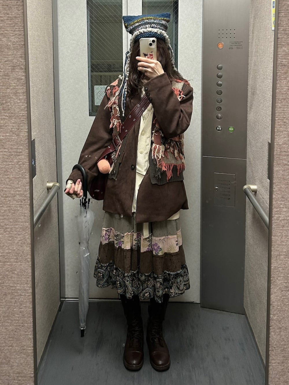 ブラウン系のベスト、ベージュ系のベスト、ブラウン系のテーラードジャケットを着用したレディースの春コーディネートの2枚目の写真