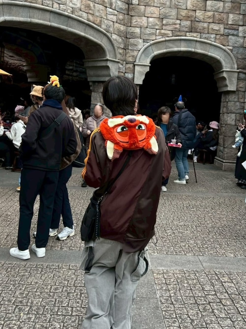 ブラウン系のジャケット/アウター、グリーン系のシャツ/ブラウス、グレー系のデニムパンツを着用したメンズの秋コーディネートの3枚目の写真