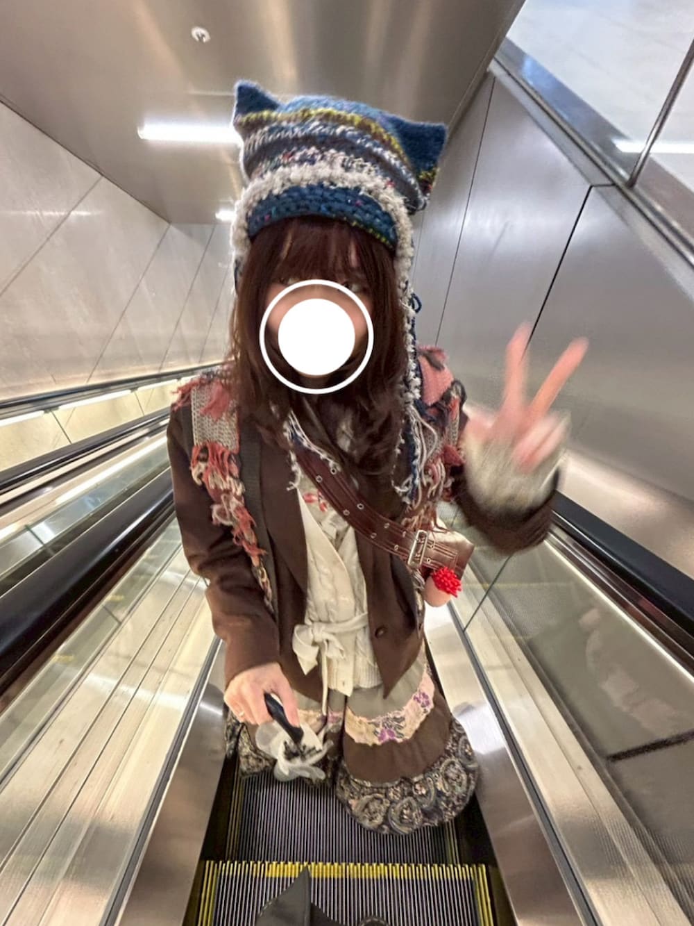 ブラウン系のベスト、ブラウン系のテーラードジャケット、ベージュ系のベストを着用したレディースの春コーディネートの2枚目の写真