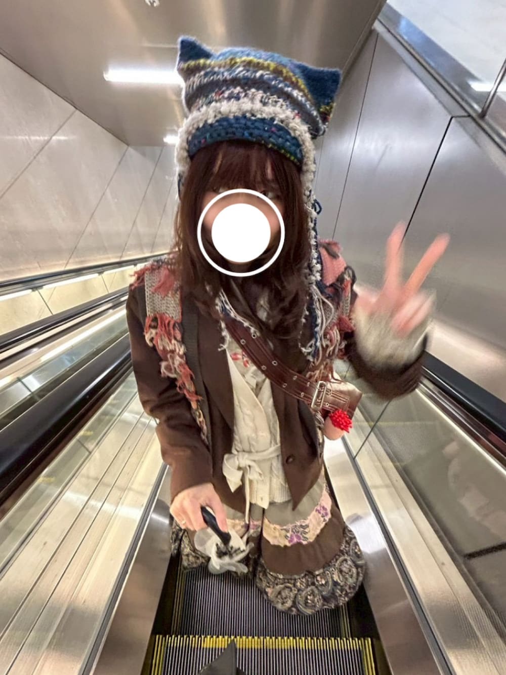 ブラウン系のベスト、ベージュ系のベスト、ブラウン系のテーラードジャケットを着用したレディースの春コーディネートの3枚目の写真