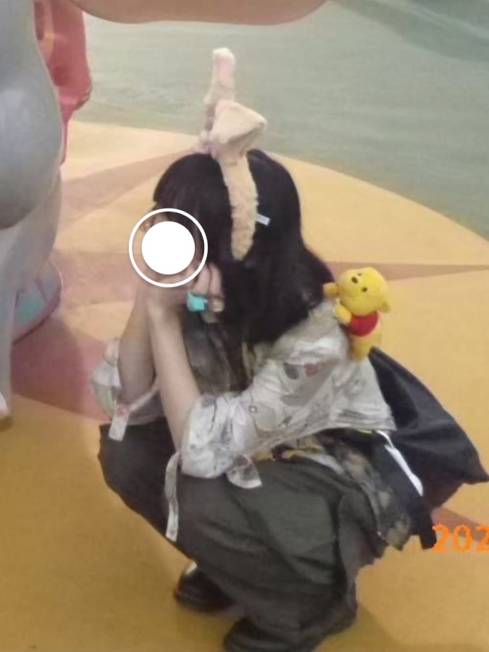 ブラック系のブーツ、ベージュ系のシャツ/ブラウス、その他のリングを着用したレディースの夏コーディネートの2枚目の写真