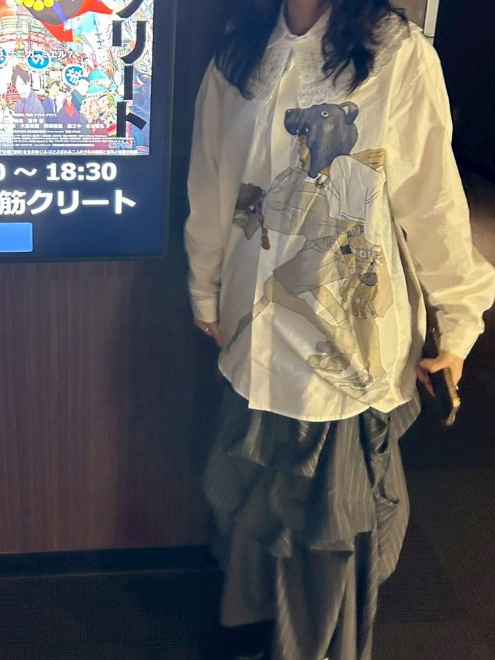 その他のシャツ/ブラウス、ピンク系のバッグ、グレー系のスカートを着用したレディースの春コーディネートの4枚目の写真