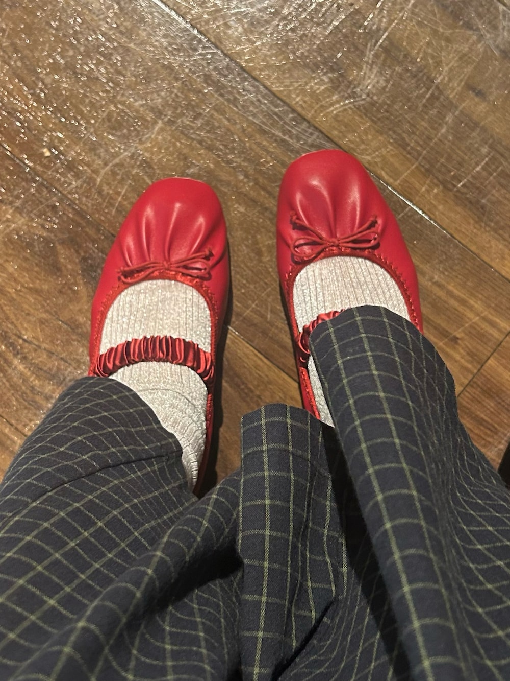 レッド系のバレエシューズ、レッド系のシャツ/ブラウス、ベージュ系のニット/セーターを着用したレディースの春コーディネートの4枚目の写真