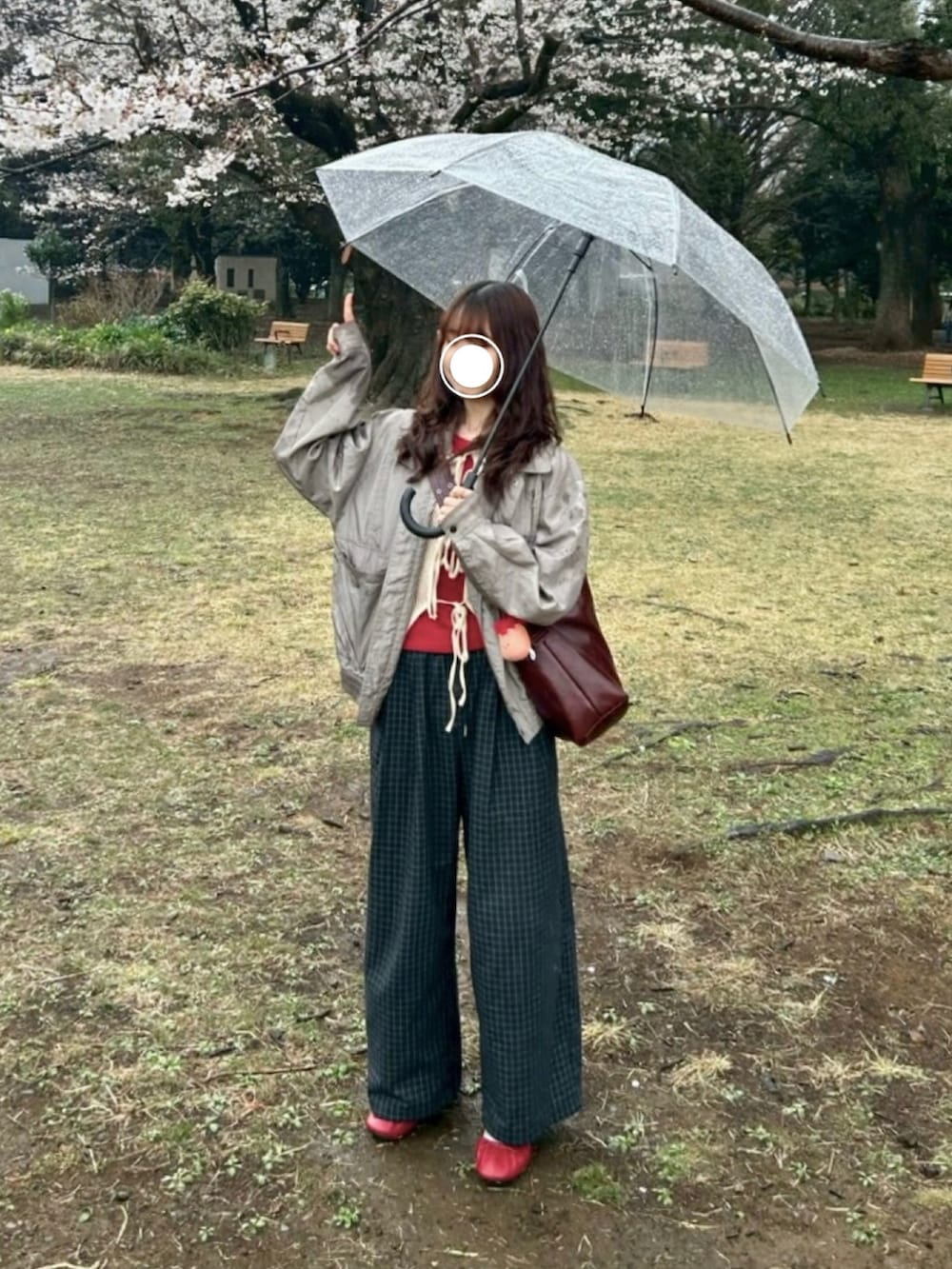 ベージュ系のニット/セーター、レッド系のバレエシューズ、レッド系のシャツ/ブラウスを着用したレディースの春コーディネートの3枚目の写真