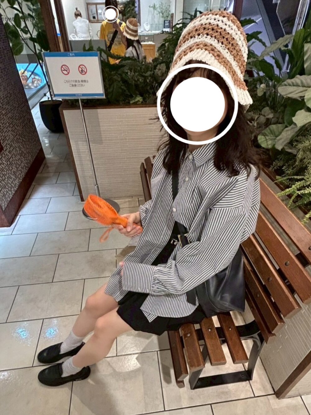 ブラック系のシャツ/ブラウス、ブラック系のローファー、ベージュ系のハットを着用したレディースの夏コーディネートの2枚目の写真