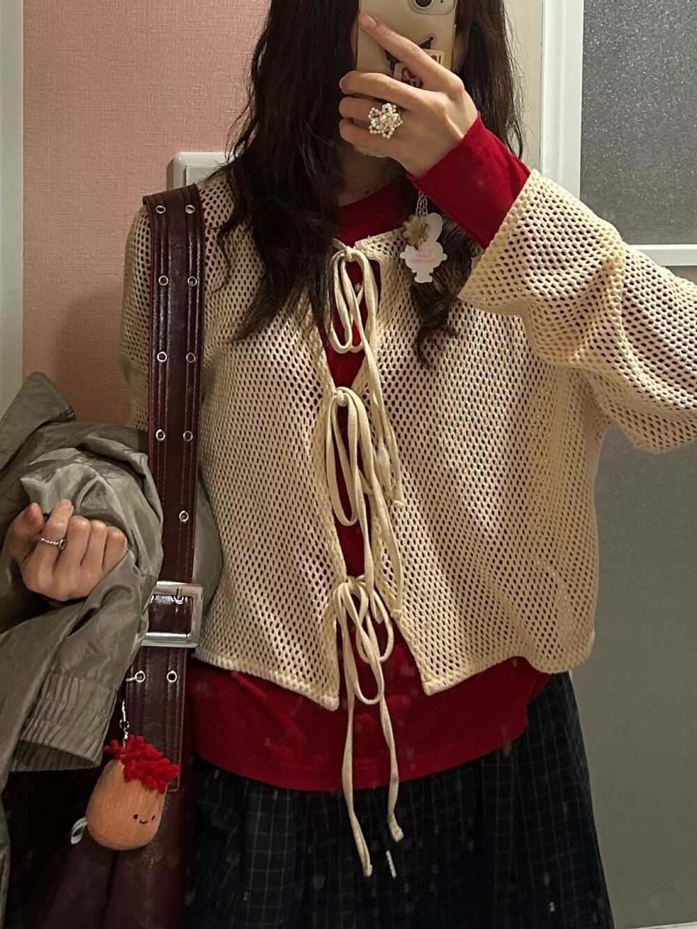 ベージュ系のニット/セーター、レッド系のバレエシューズ、レッド系のシャツ/ブラウスを着用したレディースの春コーディネートの2枚目の写真