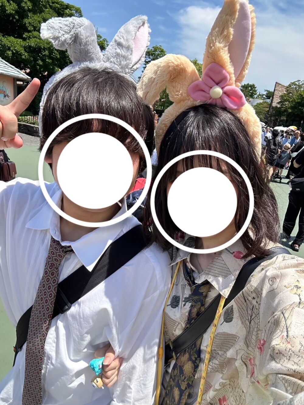 ブラック系のブーツ、ベージュ系のシャツ/ブラウス、その他のリングを着用したレディースの夏コーディネートの5枚目の写真