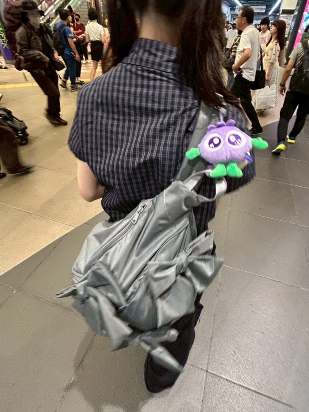 ブルー系のその他トップス、ホワイト系のスニーカー、グレー系のショルダーバッグを着用したレディースの秋コーディネートの2枚目の写真