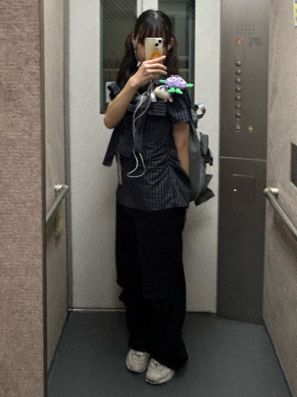 ブルー系のその他トップス、ホワイト系のスニーカー、グレー系のショルダーバッグを着用したレディースの秋コーディネートの3枚目の写真