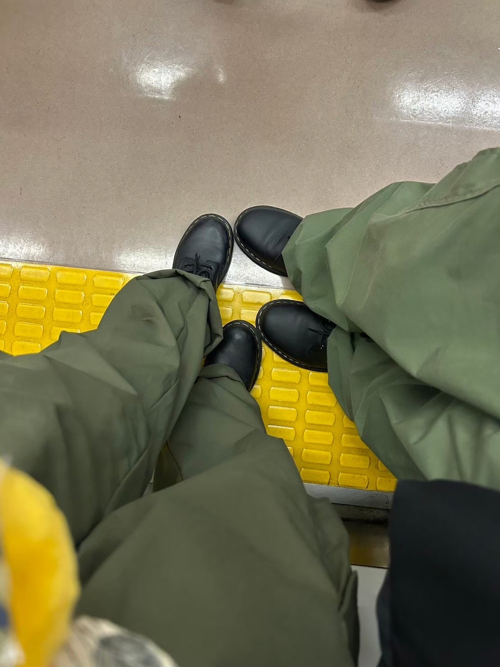 ブラック系のブーツ、ベージュ系のシャツ/ブラウス、その他のリングを着用したレディースの夏コーディネートの4枚目の写真