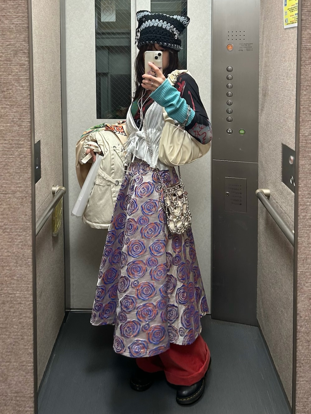 ブルー系のTシャツ/カットソー、シルバー系のキャミソール、シルバー系のハンドバッグを着用したレディースの冬コーディネートの2枚目の写真