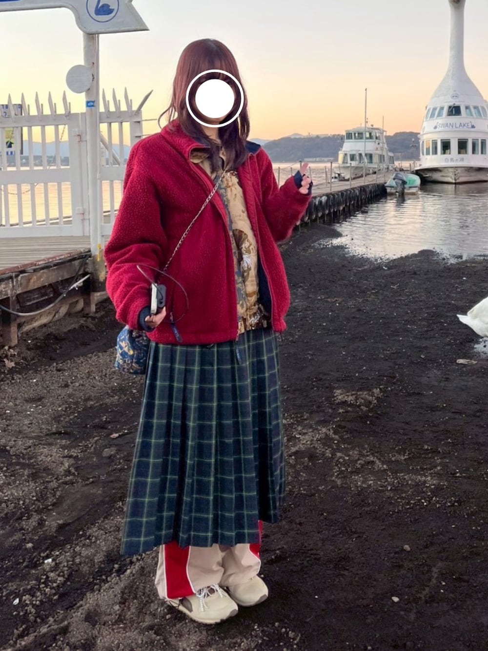 ベージュ系のスニーカー、レッド系のジャケット/アウター、ベージュ系のカーゴパンツを着用したレディースの冬コーディネートの2枚目の写真