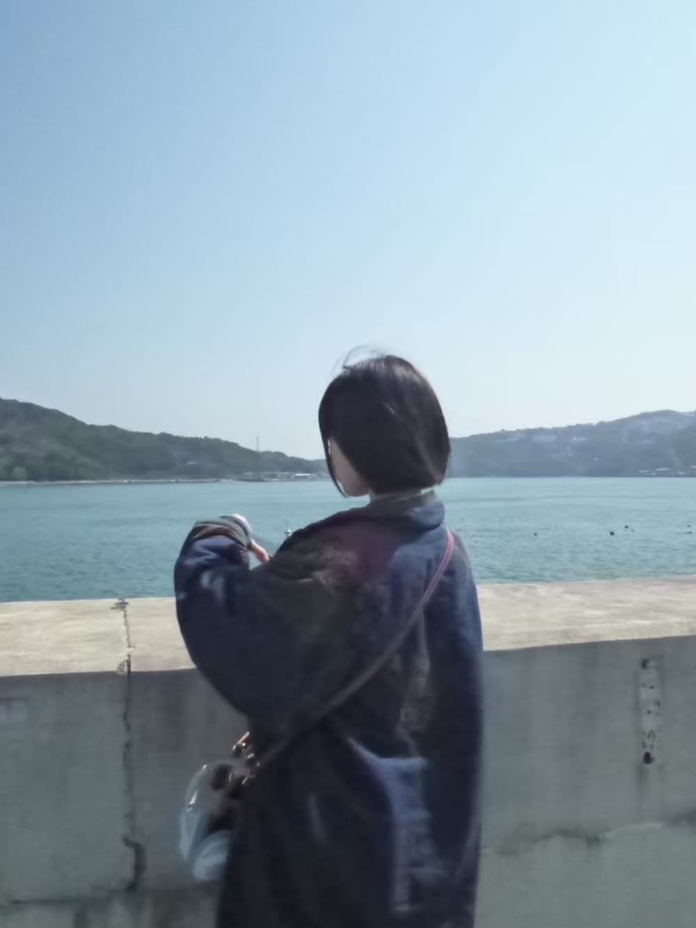 ブラック系のブーツ、ブラウン系のショルダーバッグを着用したレディースの夏コーディネートの2枚目の写真