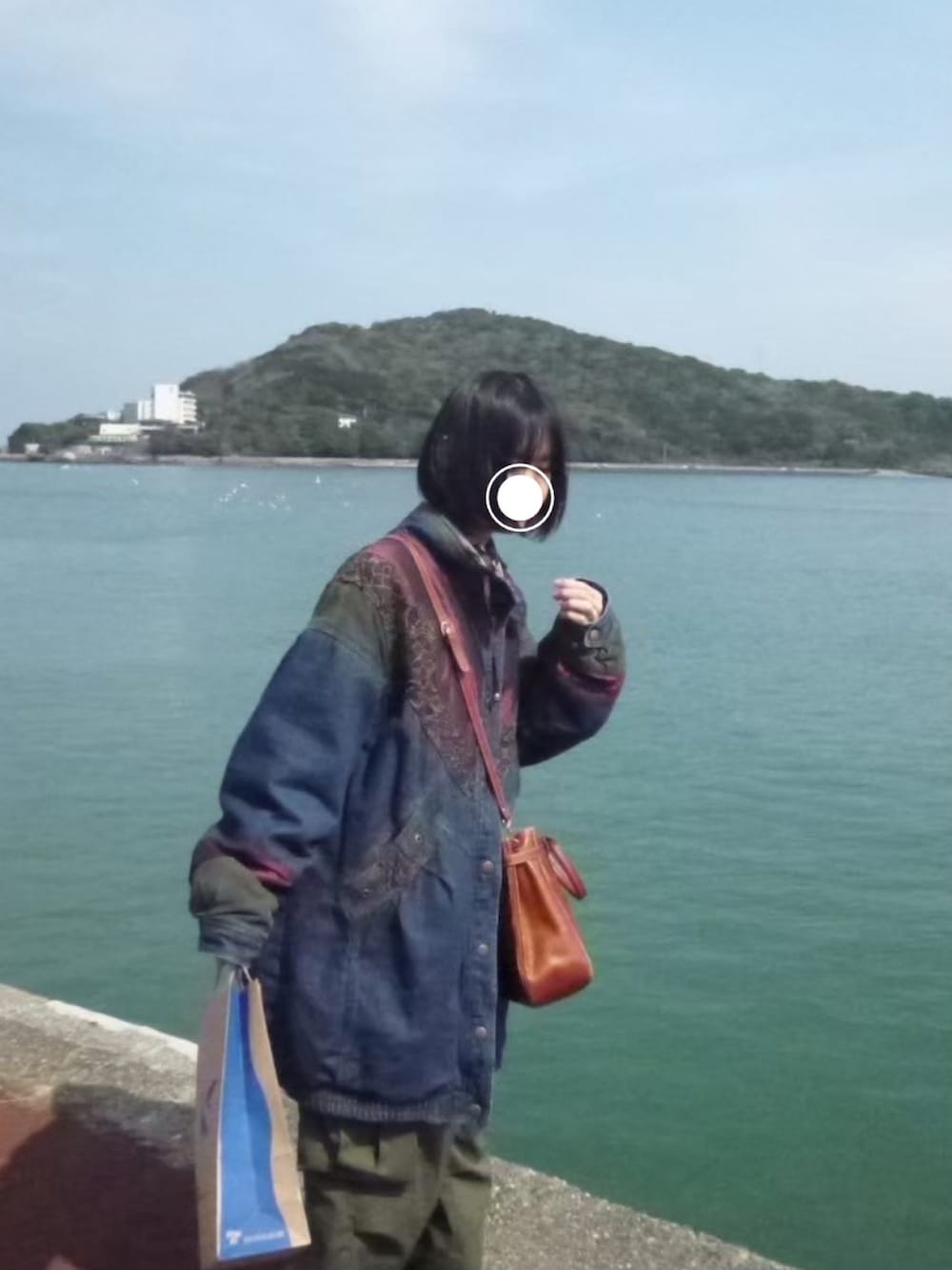 ブラック系のブーツ、ブラウン系のショルダーバッグを着用したレディースの夏コーディネートの3枚目の写真