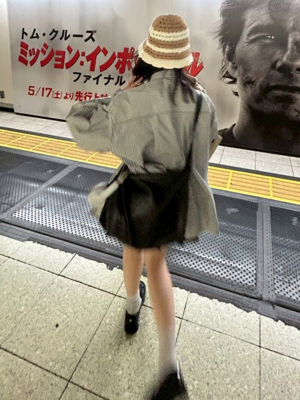 ブラック系のシャツ/ブラウス、ブラック系のローファー、ベージュ系のハットを着用したレディースの夏コーディネートの3枚目の写真