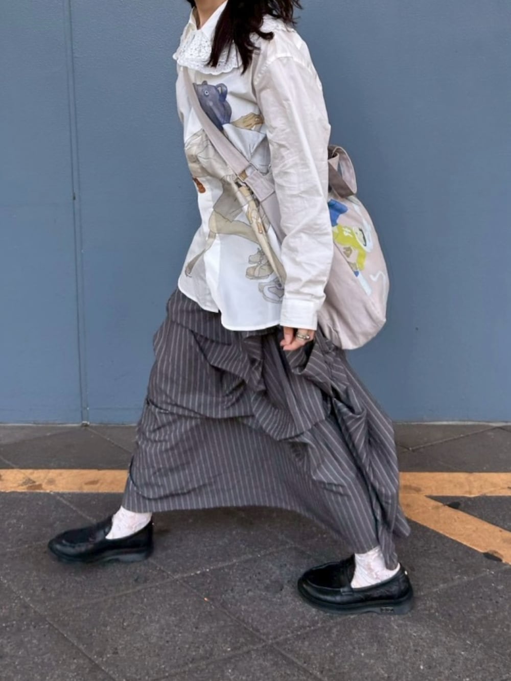 その他のシャツ/ブラウス、ピンク系のバッグ、グレー系のスカートを着用したレディースの春コーディネートの2枚目の写真