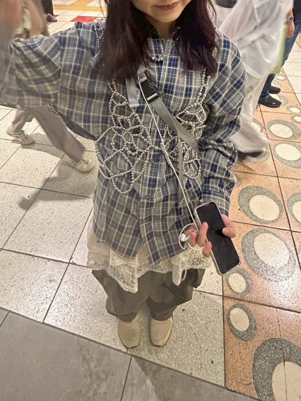 ベージュ系のスニーカー、ブルー系のシャツ/ブラウス、グレー系のショルダーバッグを着用したレディースの秋コーディネートの3枚目の写真