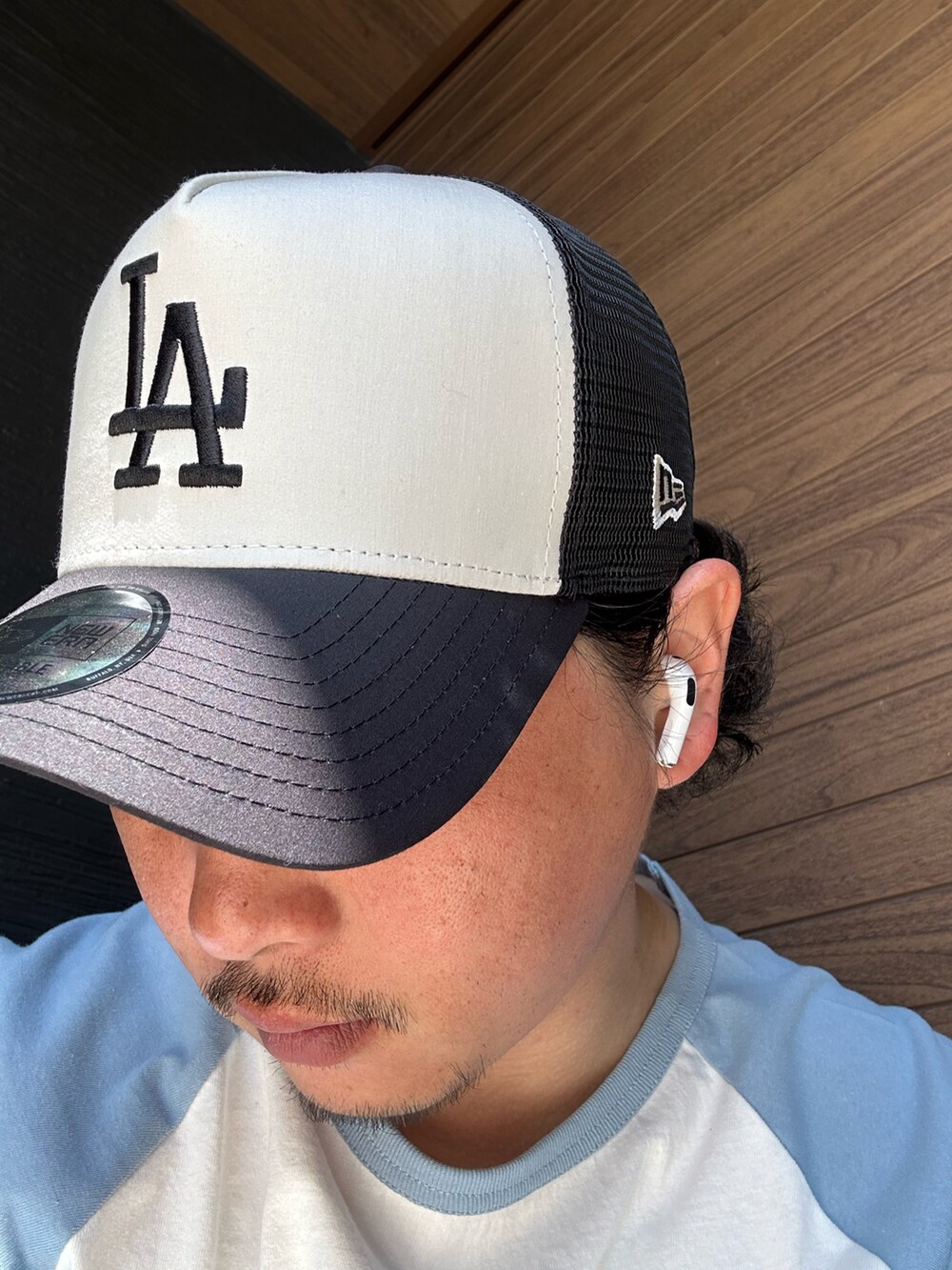 その他のトップス、ブラウン系のその他パンツ、ホワイト系のスリッポンを着用したメンズの春コーディネートの2枚目の写真