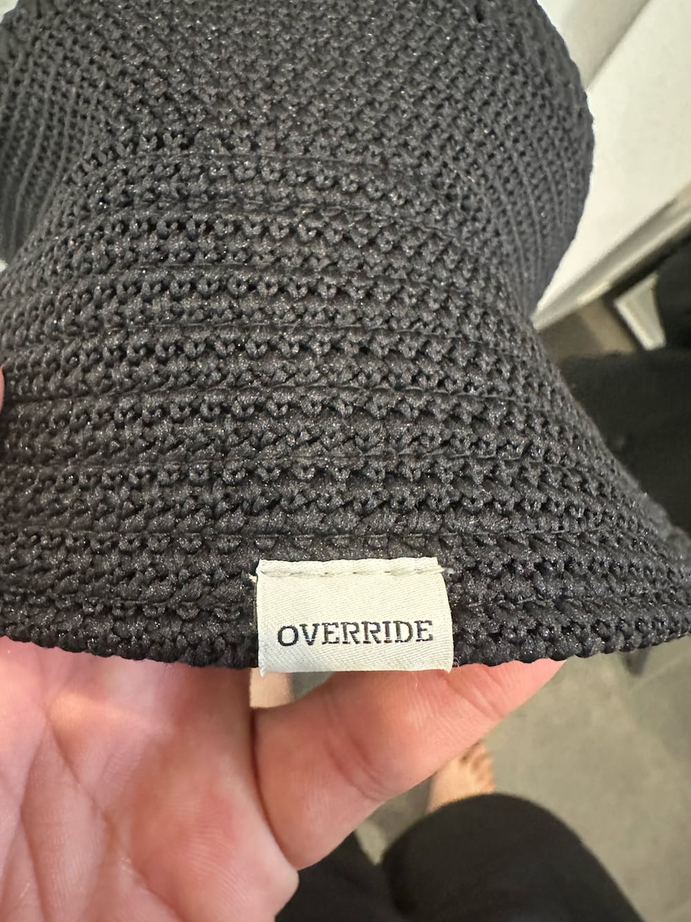 その他のシャツ/ブラウス、ブルー系のデニムパンツ、ブラック系のブーツを着用したメンズの夏コーディネートの2枚目の写真