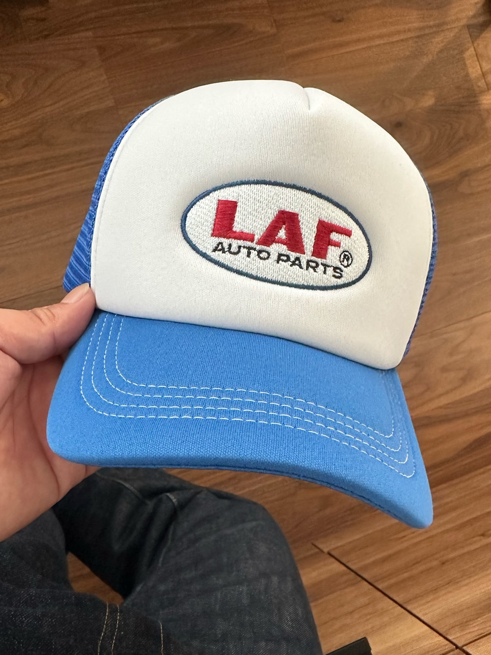 ホワイト系のTシャツ/カットソー、ブルー系のデニムパンツ、レッド系のブーツを着用したメンズの夏コーディネートの2枚目の写真