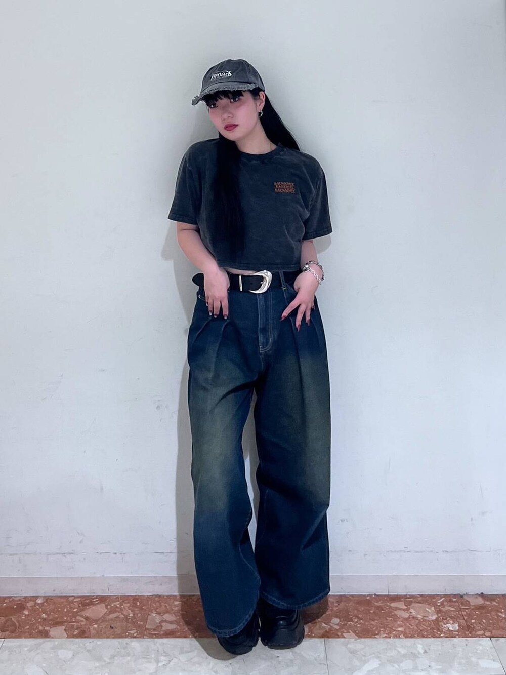 ブラック系のスニーカー、ブルー系のデニムパンツ、ブラック系のTシャツ/カットソーを着用したレディースの春コーディネートの9枚目の写真