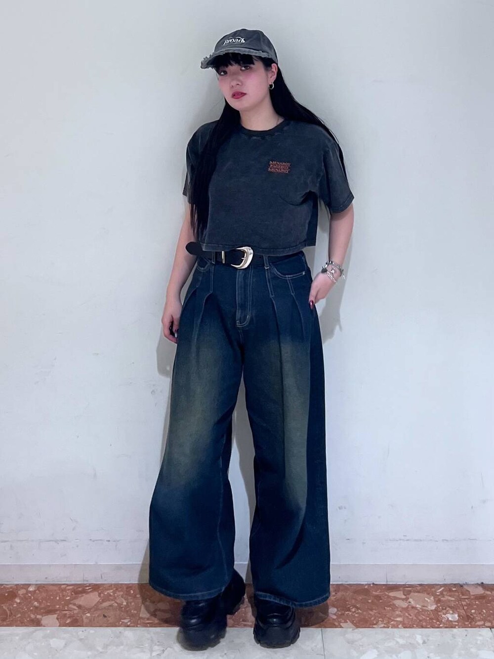 ブラック系のスニーカー、ブルー系のデニムパンツ、ブラック系のTシャツ/カットソーを着用したレディースの春コーディネートの6枚目の写真