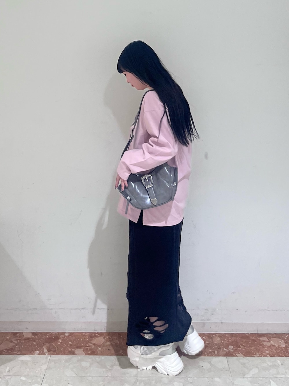 ピンク系のTシャツ/カットソー、ブラック系のスカート、グレー系のショルダーバッグを着用したレディースの春コーディネートの2枚目の写真