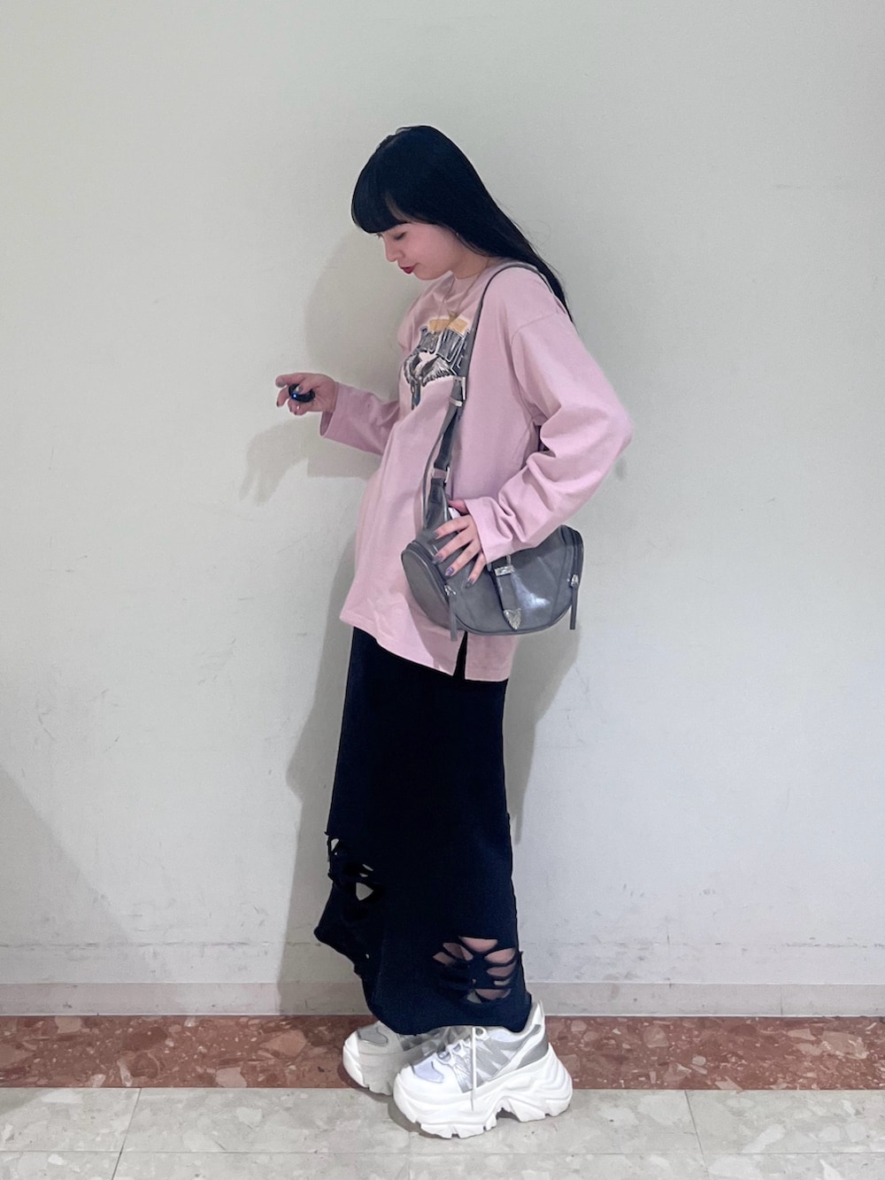 ピンク系のTシャツ/カットソー、ブラック系のスカート、グレー系のショルダーバッグを着用したレディースの春コーディネートの5枚目の写真